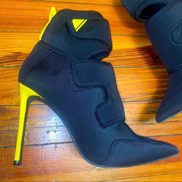 Steve Madden Sporty Neoprene Pointed Toe Stiletto Bootie- Sz 7.5 - Picture 2 of 6